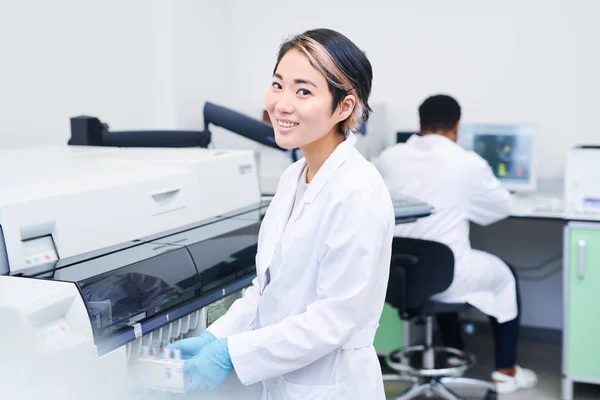 Sonriente Joven Trabajadora Laboratorio Asiática Bata Blanca Pie Una Poderosa — Foto de Stock