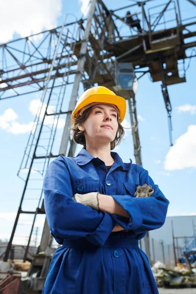 Retrato Baixo Ângulo Mulher Empoderada Trabalhando Local Construção Contra Guindaste — Fotografia de Stock