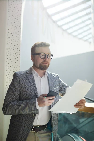 Nachdenklicher Junger Bärtiger Geschäftsmann Mit Brille Lehnt Geländer Bürocenter Und — Stockfoto