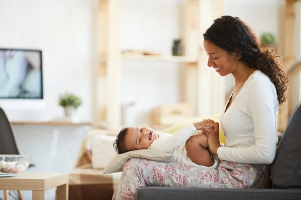 Positive Beautiful Young African Mother Curly Hair Expressing Her Love — ストック写真