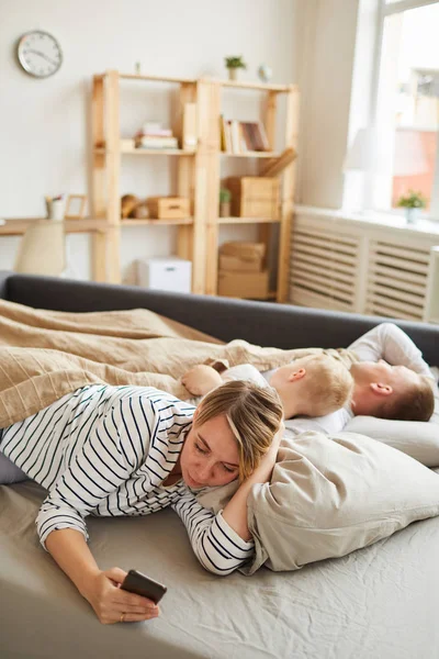 Attractive Young Mother Short Hair Waking Earlier Husband Son Answering — Stock Photo, Image