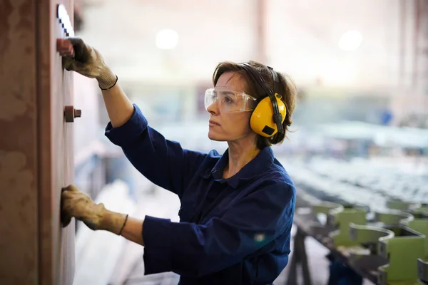 Портрет Сильної Жінки Працює Промисловому Заводі Копіювати Простір — стокове фото