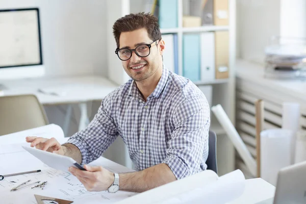 Retrato Del Joven Ingeniero Sonriendo Cámara Mientras Usa Tableta Digital — Foto de Stock