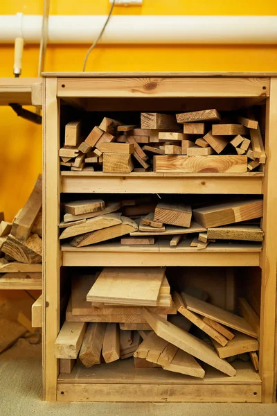 Achtergrondafbeelding Van Timmerlieden Workstation Met Houten Planken Kast Kopieer Ruimte — Stockfoto