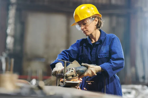 Cintura Para Cima Retrato Trabalhador Feminino Corte Metal Planta Industrial — Fotografia de Stock