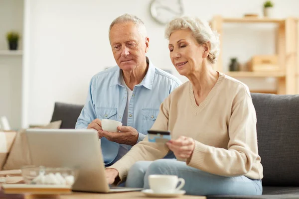 Portrait Chaleureux Couple Personnes Âgées Modernes Magasinant Ligne Payant Des — Photo