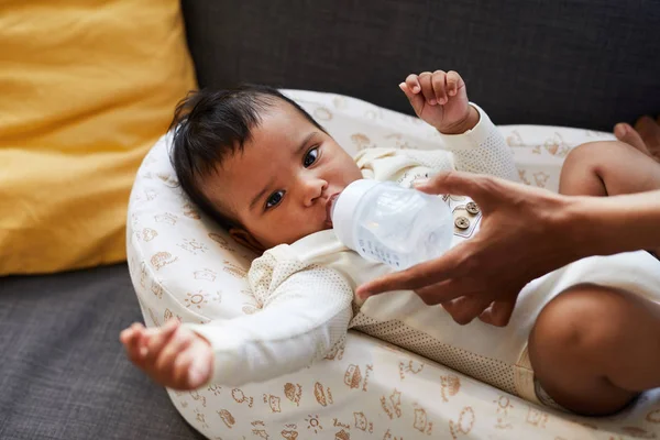 Yakın Çekim Ciddi Çatık Sevimli Küçük Siyah Oğlan Içinde Bodysuit — Stok fotoğraf