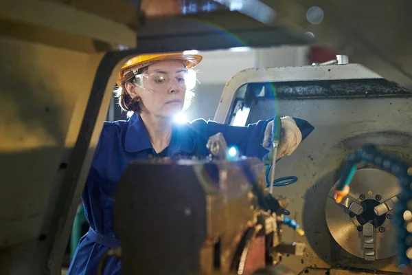 Taille Portret Van Vrouwelijke Werknemer Operationele Machine Units Bij Metaalproductie — Stockfoto