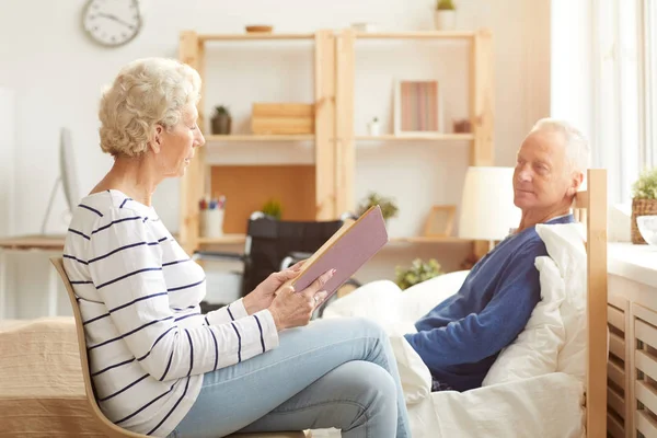 Zijaanzicht Portret Van Ouderen Echtpaar Genieten Van Pensioen Focus Vrouw — Stockfoto