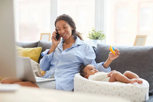 Positive Multitasking Junge Afrikanische Mutter Mit Lockigem Haar Sitzt Auf — Stockfoto