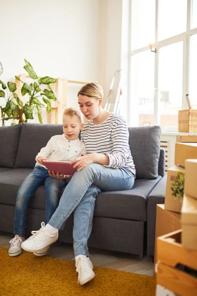 Content Single Young Mother Short Hair Sitting Together Son Sofa — Stock Photo, Image