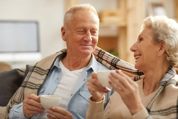 Caliente Retrato Tonificado Feliz Pareja Ancianos Bebiendo Sentado Sofá Casa — Foto de Stock