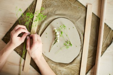 Çömlekçilik stüdyosunda el yapımı seramik ler yaratan çağdaş kadın zanaatkarların yukarıda yakın çekim, kopya alanı
