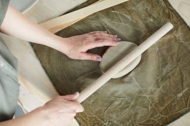 Çanak çömlek atölyesinde çalışırken kil şekillendirme tanınmayan kadın esnaf üst görünümü, kopya alanı