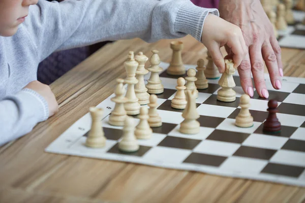 Ruka Učitele Zobrazující Chlapce Šedém Svetru Šachy Šachové Šachovnici Která — Stock fotografie