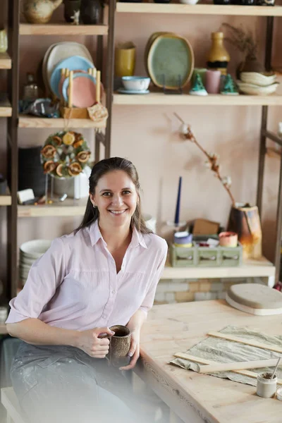 Portret Wesołej Kobiecej Artisan Stwarzające Studiu Ceramiki Gospodarstwa Ręcznie Kubek — Zdjęcie stockowe