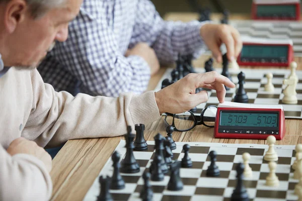 Grande Mestre Envelhecido Cuidadosamente Pressionando Relógio Xadrez Durante Jogo Torneio — Fotografia de Stock