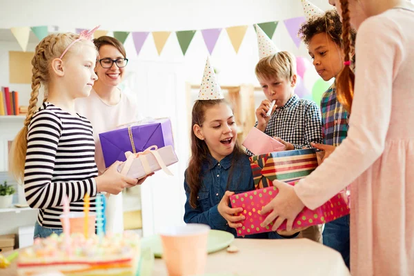 Portret Van Gelukkige Tiener Meisje Ontvangen Geschenken Omringd Door Vrienden — Stockfoto