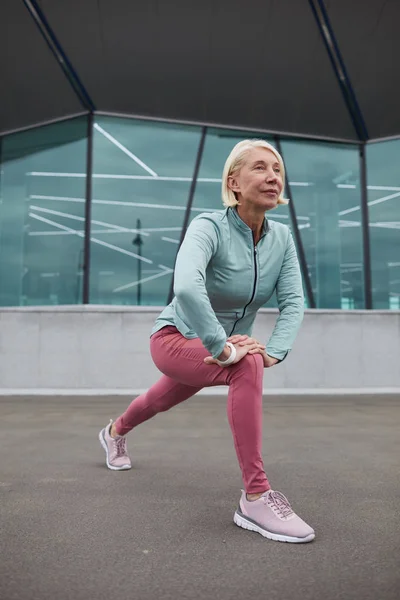 Matura Bionda Attiva Femminile Leggins Scarpe Ginnastica Giacca Vento Facendo — Foto Stock