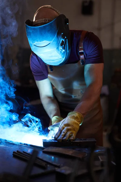 Oigenkännlig Workman Hjälm Och Skyddshandskar Stående Vid Skrivbordet Och Svetsning — Stockfoto