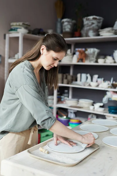 Side View Portrait Young Woman Shaping Ceramic Plate Pttery Workshop — Stock Photo, Image