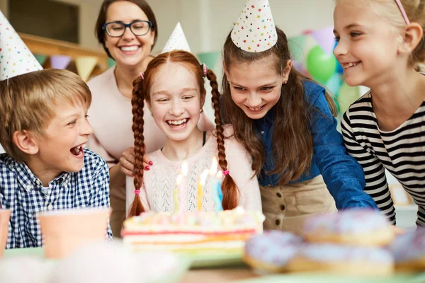 Grupo Niños Felices Mirando Pastel Durante Diversión Fiesta Cumpleaños Espacio —  Fotos de Stock