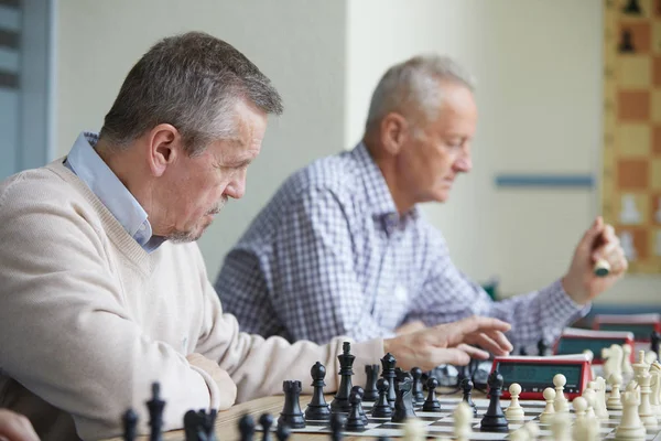 Två Åldrig Schackspelare Med Grått Hår Som Leker Bredvid Varandra — Stockfoto
