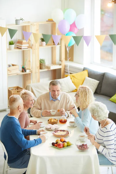 Inhoud Senior Man Met Baard Zittend Eettafel Met Traktaties Het — Stockfoto