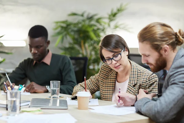 Équipe Affaires Multiethnique Travaillant Ensemble Lors Une Réunion Bureau — Photo