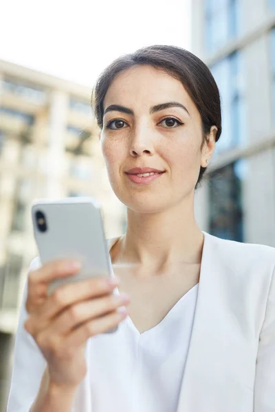 Portrait Smiling Businesswoman Using Smartphone Outdoors Looking Camera — Stock Photo, Image