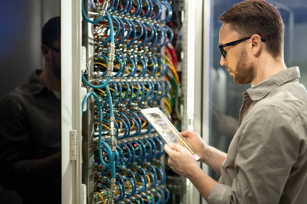 Grave Pensoso Giovane Tecnico Data Center Occhiali Piedi Contro Armadietto — Foto Stock