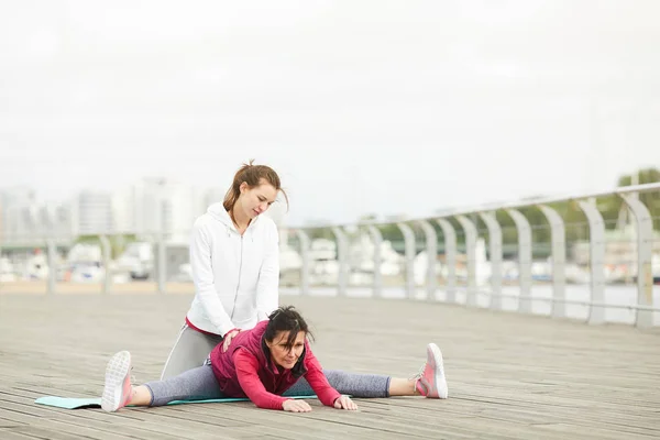 Retrato Larga Duración Mujeres Maduras Contemporáneas Haciendo Yoga Aire Libre — Foto de Stock