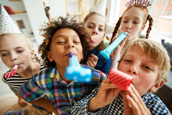 Vue Angle Élevé Plusieurs Groupes Ethniques Enfants Soufflant Des Cornes — Photo