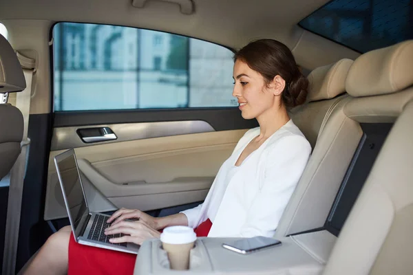 Portret Widok Boku Młodej Bizneswoman Pomocą Laptopa Samochodzie Podczas Dojazdów — Zdjęcie stockowe