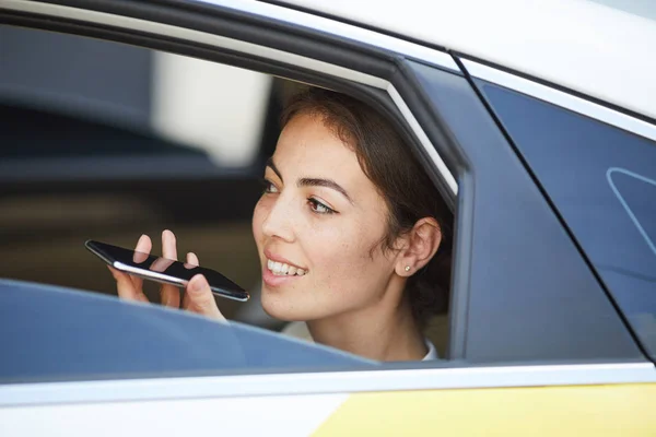 Cabeça Ombros Retrato Mulher Bonita Falando Por Telefone Carro Alto — Fotografia de Stock