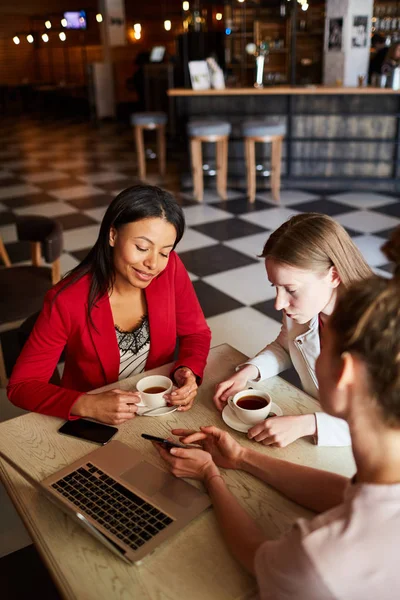 Grupo Mujeres Jóvenes Emprendedoras Multiétnicas Trajes Casuales Sentadas Mesa Cafetería — Foto de Stock