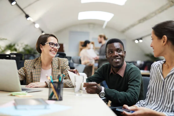 Grupo Multiétnico Personas Sonriendo Felizmente Mientras Trabajan Juntos Oficina Espacio — Foto de Stock