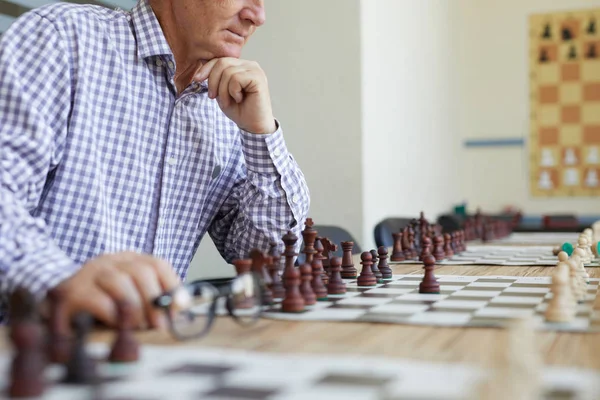 Gammal Man Rutig Skjorta Hålla Glasögon Och Funderar Nästa Schack — Stockfoto