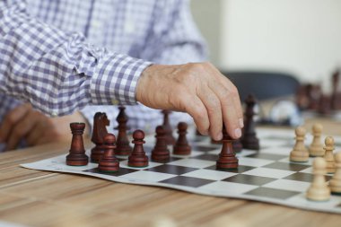 Yoğun oyun sırasında kararlı satranç hareket yapma eski profesyonel grandmaster tabaklanmış buruşuk el