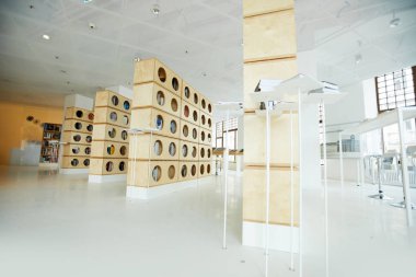 Ahşap kitaplıklar ve müşterilerin eğlence için yüksek masalar ile kitapçı modern iç, kopya alanı