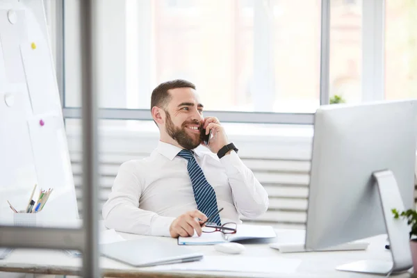 Joven Gerente Barbudo Alegre Confiado Camisa Formal Sentado Mesa Comunicándose — Foto de Stock