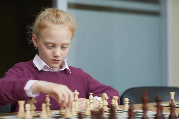 Ragazza Con Capelli Rossi Intrecciati Maglione Viola Che Gioca Con — Foto Stock