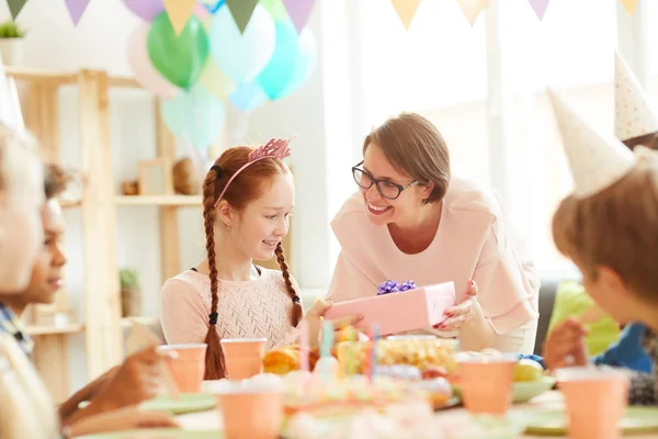 Portret Van Lachende Moeder Geven Verjaardagscadeau Aan Dochter Tijdens Feest — Stockfoto