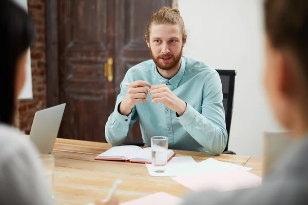 Porträtt Samtida Skäggiga Man Pratar Med Kollegor Samtidigt Diskutera Strategi — Stockfoto