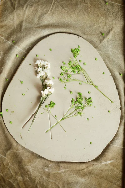 Top Uitzicht Achtergrond Van Bloemen Textuur Geperst Handgemaakte Keramiek Aardewerk — Stockfoto