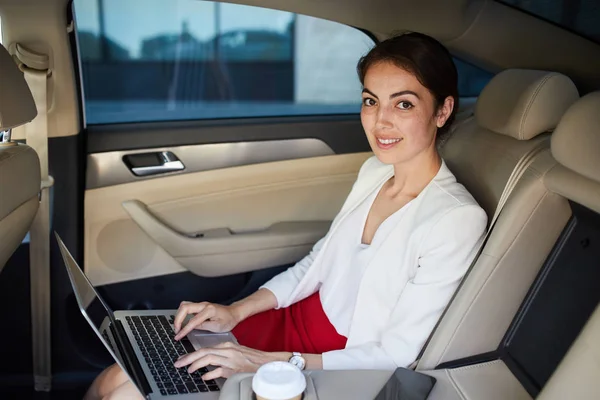 Portret Udanej Bizneswoman Patrząc Aparat Fotograficzny Pracy Samochodzie Pomocą Laptopa — Zdjęcie stockowe