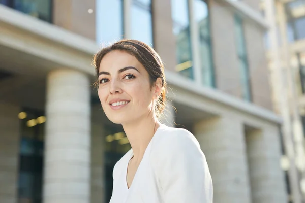 Head Shoulders Portrait Beautiful Businesswoman Smiling Camera While Posing Outdoors — Stock Photo, Image