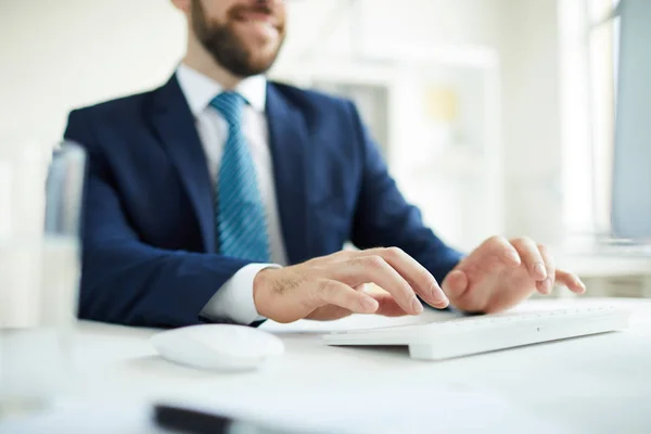 Primer Plano Del Gerente Masculino Ocupado Sentado Escritorio Escribiendo Teclado — Foto de Stock