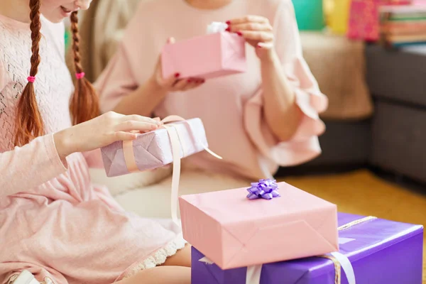 Primer Plano Linda Niña Con Apertura Rosa Regalos Cumpleaños Fiesta —  Fotos de Stock