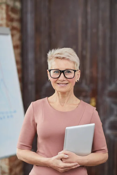 Taillenhoch Porträt Einer Erfolgreichen Reifen Geschäftsfrau Mit Brille Die Fröhlich — Stockfoto